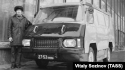 NIIAT-A923 - прототип на съветски електрически ван за доставки, заснет през 1974 г. Моделът обаче се оказва твърде тежък и с трудно преодолими технически недостатъци за възможностите на батериите по това време.