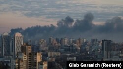 რუსეთის სარაკეტო იერიშის შემდეგ კიევის თავზე გაჩენილი შავი კვამლი. 2023 წლის 29 დეკემბერი