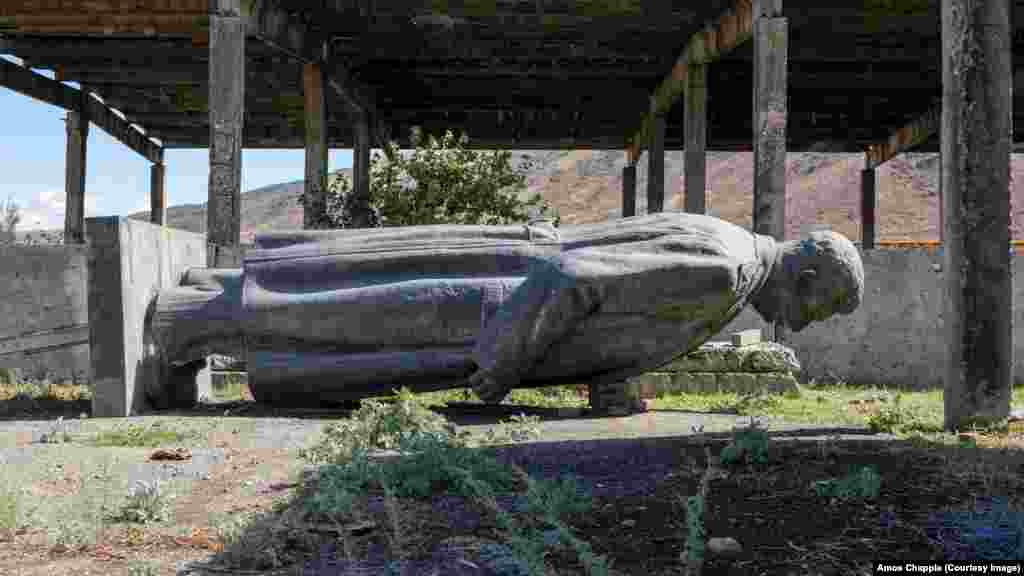 Egy 2022. szeptemberi fotó egy Goriban lévő magángyár udvarán elrejtett Sztálin-szoborról. A szobor egykor a város főterén állt, de 2010 júniusában eltávolították. Goriban &ndash; ahol Sztálin született 1878-ban &ndash; azóta is vita folyik arról, hogy fel kell-e állítani az emlékművet