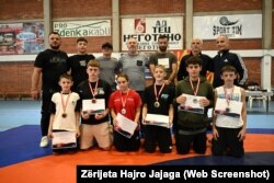 Sadije Dura, e vetmja vajzë që stërvitet në mundje me ekipin e djemve.