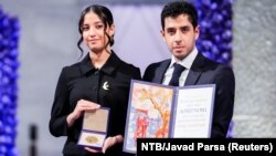 Kiana és Ali Rahmani a bebörtönzött édesanyjuknak odaítélt Nobel-békedíj átvételén, 2023 decemberében