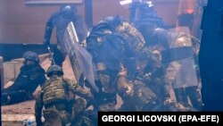 KFOR-ის დაშავებული ჯარისკაცები ეთნიკურ სერბებთან შეხლა-შემოხლის შემდეგ.