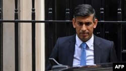 Britanski premijer Riši Sunak je pod pritiskom njegove Konzervatrivne partije da smanji rekordnu imigraciju, dok opoziciona Laburistička partija ima značajnu prednost u anketama pred izbore sledeće godine.