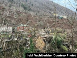 მიწით მოსწორებულ ტერიტორიაზე სტიქიამდე საცხოვრებელი სახლები იდგა