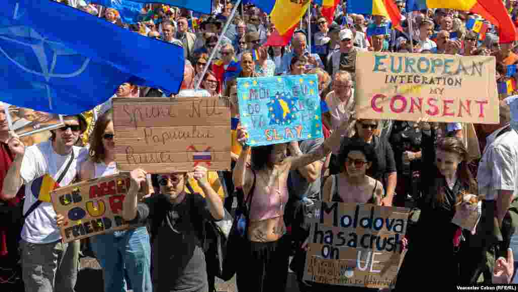 &bdquo;Spune nu papucului Rusiei&rdquo; s-a putut citi pe una dintre pancartele cu care au venit participanții la miting