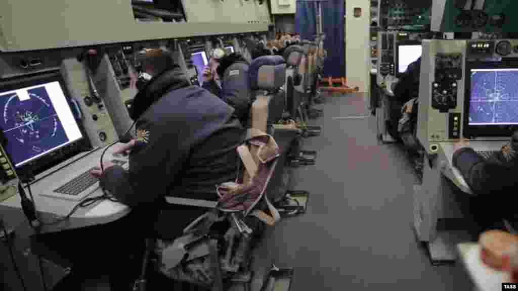 Navigációs tisztek egy A&ndash;50-es fedélzetén egy kiképzési repülés során. A felderítő repülőgépek rendkívül értékes célpontot jelentenek költségük &ndash; ez repülőgépenként akár félmilliárd dollár is lehet &ndash; és a valós idejű helyzetfelismerés miatt, amely fontos információforrást jelent az orosz hadseregnek. A repülőgép egyfajta légi irányítótoronyként&nbsp;szolgál 360 fokos radarral, amely képes több száz kilométeres távolságból követni és azonosítani a repülőgépeket vagy hajókat