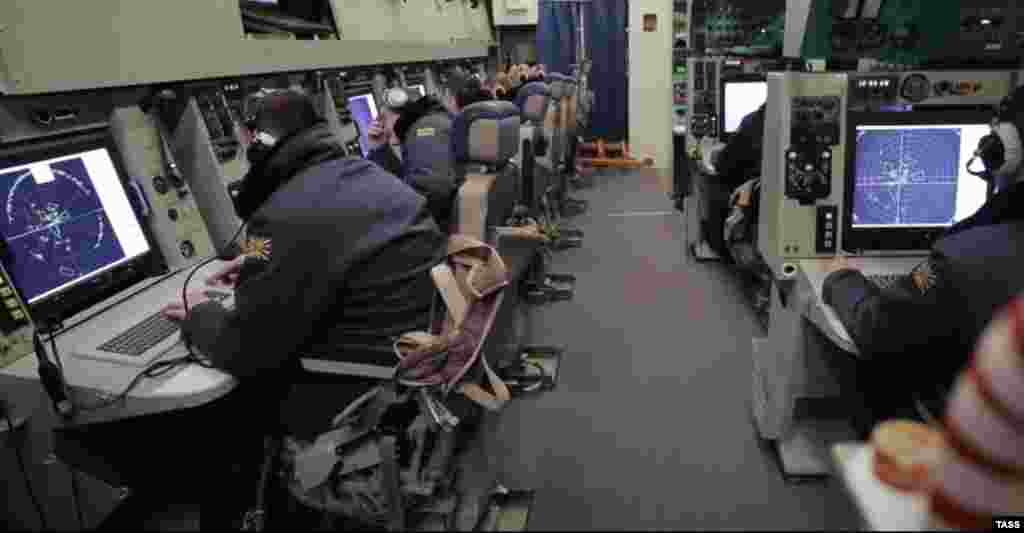 Ofițeri radar într-un A-50, în timpul unui zbor de antrenament. Avioanele de supraveghere sunt o țintă extrem de valoroasă nu doar din cauza costului lor (până la jumătate de miliard de dolari de aeronavă), ci și a faptului că transmit date în timp real mașinăriei de război rusești. Avionul este un fel de &bdquo;turn de control&rdquo; aeropurtat, cu un radar de 360 de grade, capabil să urmărească și să identifice aeronave sau nave de la sute de kilometri distanță. (Sursa: TASS)