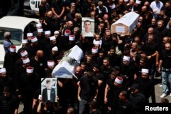 Membrii comunității druze din Înălțimile Golan își plâng copiii uciși de racheta care ar fi fost lansată din Liban.