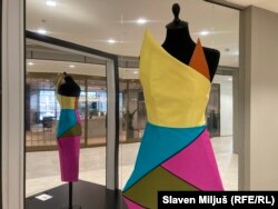 Jedna od izloženih haljina nastalih po Angelininim skicama.