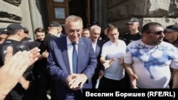 На снимката е Джевдет Чакъров, съпредседател на ДПС и близък до почетния председател Ахмед Доган.