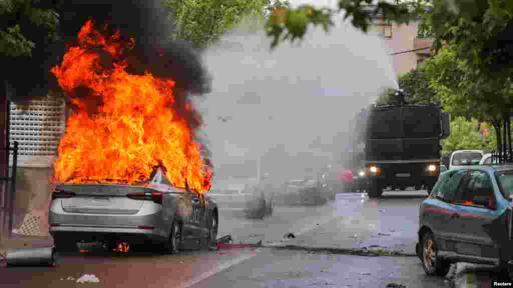 Az&nbsp;észak-koszovói városok, Zvečan, Leposavić és Zubin Potok polgármesteri hivatala előtt összegyűlt&nbsp;helyi szerbek az újonnan megválasztott albán polgármesterek ellen tiltakoztak.&nbsp;A többségében szerbek lakta településeken&nbsp;sokan&nbsp;bojkottálták az április 23-i előrehozott polgármester-választásokat. A kép 2023. május 26-án készült&nbsp;Zvečanban