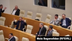 Სექსისტური უხამსობის სინდრომი პარლამენტში: ქალი დეპუტატები ხშირად ხდებიან უმრავლესობის წევრი კაცებისგან შეურაცხყოფის სამიზნე.
