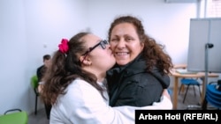 Ada, 17 vjeç, duke i dhuruar një përqafim nënës së saj, Nurten Gorda, pasi përfundoi punimin e kartolinave në shoqatën Down Syndrome Kosova në Prizren.