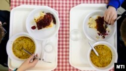 Gyermekek ebédelnek az egri Ward Mária Általános Iskola, Gimnázium, Kollégium és Alapfokú Művészeti Iskola étkezőjében 2017. március 8-án