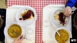 Gyermekek ebédelnek az Egri Ward Mária Általános Iskola, Gimnázium, Kollégium és Alapfokú Művészeti Iskola étkezőjében 2017. március 8-án