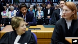 Francuska - Advokati i građani prisustvuju presudi Evropskog suda za ljudska prava, utorak, 9. aprila 2024. u Strazburu, istočna Francuska. 