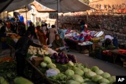 Ljudi kupuju hranu na popularnoj pijaci u Istanbulu, 27. februara 2024.