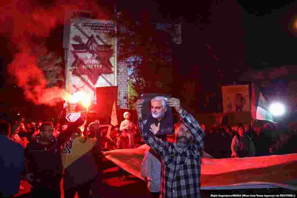 Iranac drži fotografiju iranskog vojnog zapovjednika Qassema Soleimanija koji je ubijen u napadu američke bespilotne letjelice&nbsp;3. januara 2020,&nbsp;u blizini bagdadskog aerodroma.