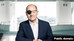 Olaf Scholz szemkötőben a balesetét követően 2023. szeptember 4-én