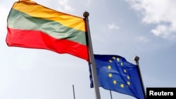 ლიეტუვის და ევროკავშირის დროშები