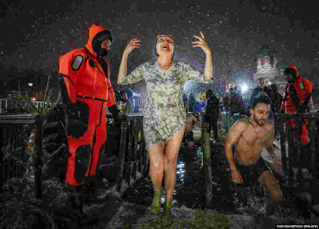 De Bobotează, credincioșii fac baie în apa rece ca gheața, la Moscova, în seara zilei de 18 ianuarie. Mulți creștini ortodocși din întreaga lume au marcat Boboteaza pe rit vechi, una dintre cele mai mari trei sărbători ale credinței creștine. (foto&nbsp;EPA-EFE/Yuri Kochetkov)