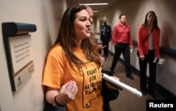 Aktivistkinje grupe "Borite se za porodice Alabame" zagovaraju sigurne zakone koji štite tretmane vanmaterične oplodnje u Predstavničkom domu savezne države Alabama, 28. februar 2024.