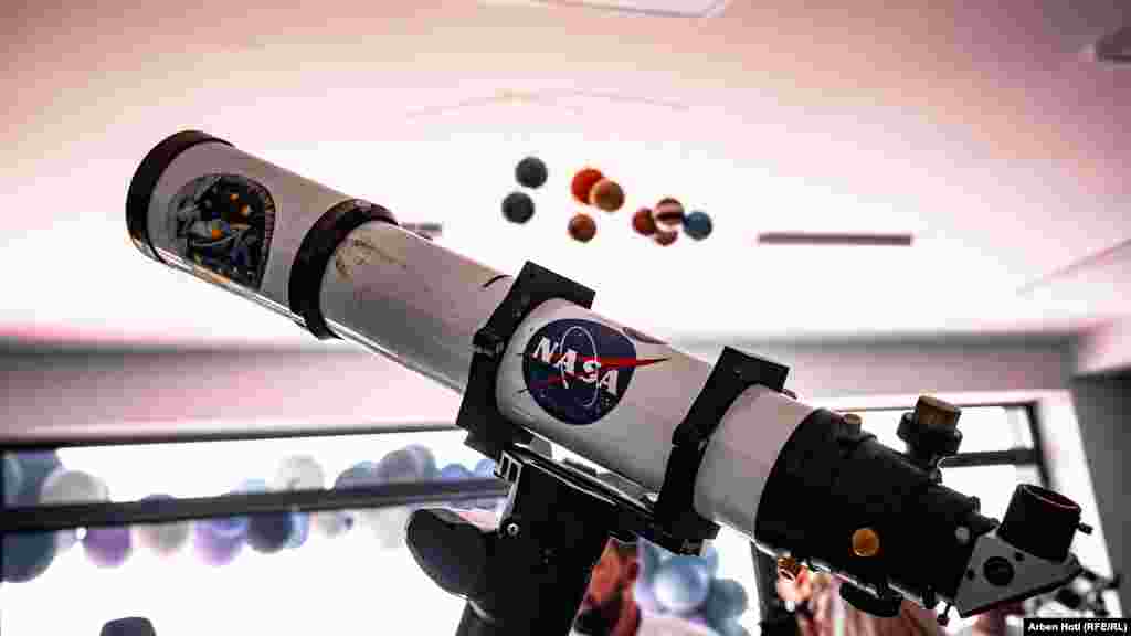 Sipas AOK-ut, teleskopi kryesor dhe pajisjet e tjera që do të përdoren në Observator, janë dhuruar nga një kompani amerikane e teleskopëve, Celestron, dhe donatorë të tjerë kryesisht amerikanë.