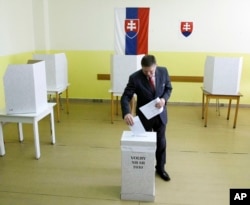 Fico glasa na opštim izborima u Bratislavi, Slovačka, 12. juna 2010.