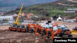 Механизација која треба да го гради автопатот Гостивар Букојчани на Коридорот 8. 