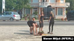 Cveće i sveće na mestu ubistva policajca u Loznici, 18. jul 2024.