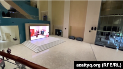 Цифровой экран в Национальном музее на месте памятника Назарбаеву