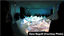 Otvaranje izložbe 15. decembra 2023. Mnoge od intervjuisanih žena prisustvovale su otvaranju.