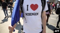 Мъж с тениска „Обичам Шенген“ по време на проевропейската демонстрация „Една Европа за всички – вашият глас срещу национализма“ седмица преди европейските избори в Берлин, 19 май 2019 г.