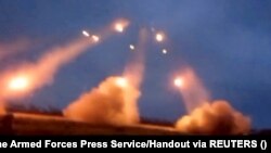 Brigada e 57-të e ushtrisë ukrainase duke sulmuar forcat ruse me raketa Grad, në Bahmut, më 9 maj 2023.