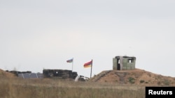 სომხეთისა და აზერბაიჯანის ბლოკპოსტები და დროშები, მთიანი ყარაბაღის სიახლოვეს, სოფელ თეღთან. 2023 წლის 21 სექტემბერი