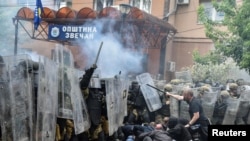 Foto nga përleshjet në Zveçan më 29 maj 2023.