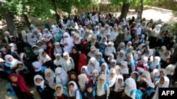 Афганистански момичета посещават основно училище на открито в Хогиани, област в източната провинция Нангархар - май, 2023 г. 