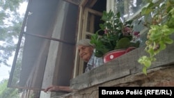 "Težak je život ovde", kaže osamdesetšestogodišnja Roksanda Tasić koja kraj rudnika živi već više od 50 godina.