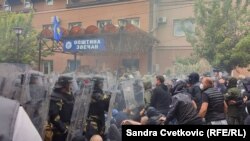 Përleshja mes protestuesve serbë dhe pjesëtarëve të KFOR-it në Zveçan më 29 maj 2023.