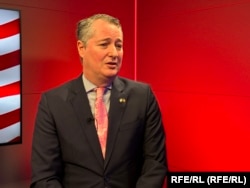 Consul general John Gimbel spune că, la interviul pentru viză de SUA, românii trebuie să fie relaxați.