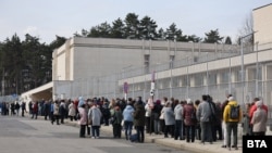 Опашката от гласуващи се събра по обяд на 17 март