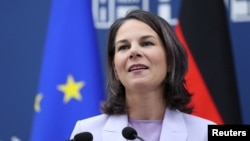 Nemačka ministarka spoljnih poslova Analena Berbok govori na konferenciji za novinare u Jerevanu, Jermenija, 3. novembra 2023.