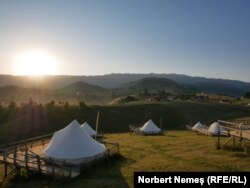 La Ursa Mică, oaspeții sunt înconjurați de masive montane de peste 2000 de metri din toate unghiurile. În imagine, lanțul Piatra Craiului.