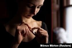 Ogrlica s kartom Ukrajine Hanu podsjeća na dom.