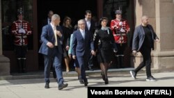 В средата: премиерът в оставка Николай Денков (ПП-ДБ) и предложената от ГЕРБ за премиерка Мария Габриел, след като президентът Румен Радев ѝ връчи мандата за съставяне на правителство, 18 март 2024 г.