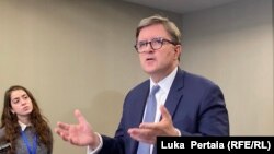 ჯიმ ო'ბრაიენი თბილისში ყოფნისას ჟურნალისტებს ესაუბრება. 14 მაისი, 2024