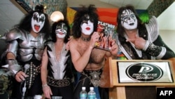 Пол Стенли показва списание Playboy, на чиято корица е групата, 1999 година, Маями, Флорида