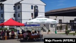 Para ndërtesës së komunës së Zubin Potokut më 12 korrik nuk u pa prani e Policisë së Kosovës. 