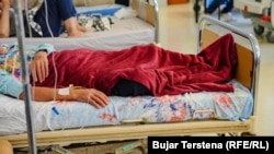 Një pacient duke u trajtuar në një nga klinikat e QKUK-së. Fotografi nga arkivi.
