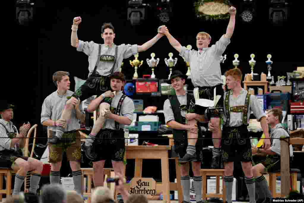 Kampionët e rinj Luis Koegel (djathtas), dhe Thomas Hipp, duke festuar fitoren në Kampionatin Gjerman të mundjes me gishtërinj, në Bernbeuren, Gjermani, të dielën, më 12 maj 2024.